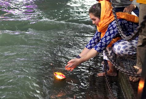 Values | Aarti ceremony along the Ganga in Hardiwar, IndiaPhoto by Shmuel Thaler