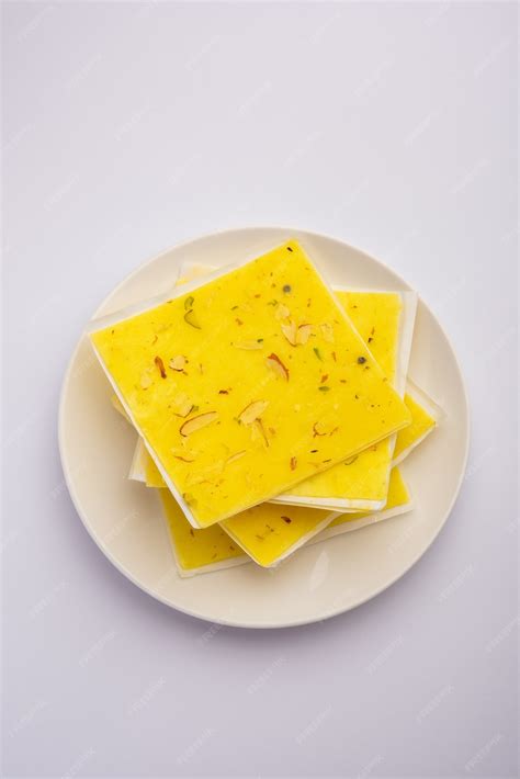 Premium Photo | Mahim Halwa or Bombay ice halva is an indian dessert recipe