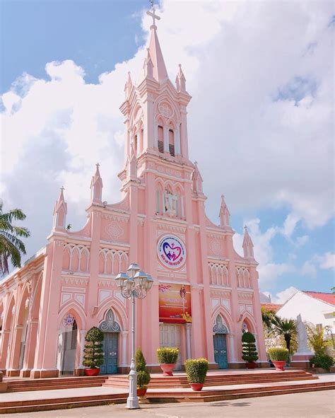 “Sống ảo” tại nhà thờ màu hồng giữa thành phố Đà Nẵng