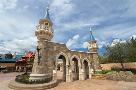 Fantasyland Enchanted Forest castle wall - Photo 8 of 27