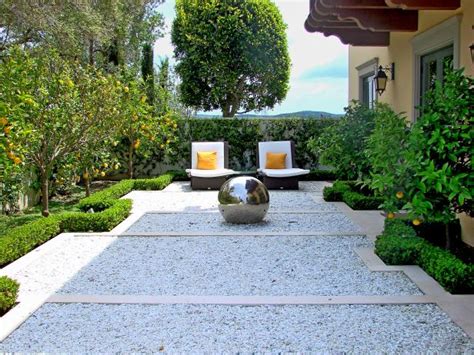 15 Innovative Designs for Courtyard Gardens | HGTV