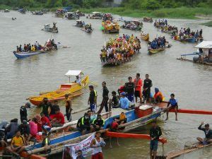 Fluvial Procession at the Calumpit Libad Festival in Bulacan | Travel to the Philippines