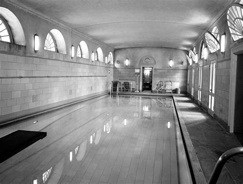 The White House Briefing Room when it was a swimming pool 1946 [1200x910] | Rare historical ...