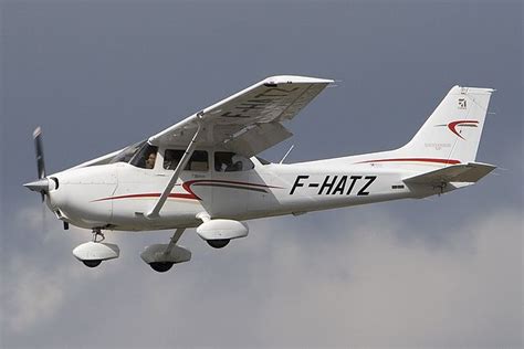 Ficheiro:Cessna_172S_Skyhawk_SP,_Private_JP6817606.jpg - Wikiwand