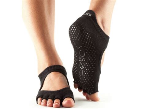 7 Best Yoga Socks Reviewed (2020 Updated)