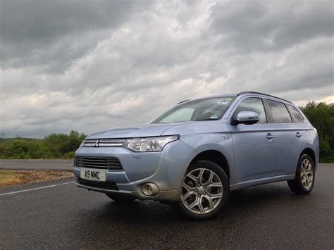 Mitsubishi Outlander Plug-In Hybrid: Quick Drive