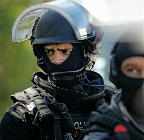 GIGN members | Riding helmets, Green beret, Special operations