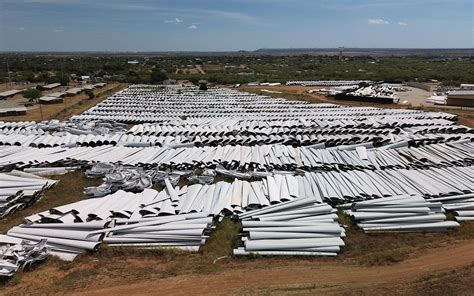 Thousands of Old Wind Turbine Blades Pile Up in West Texas