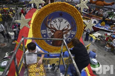 Photo: Volunteers Prepare Floats for the Rose Parade in Pasadena ...