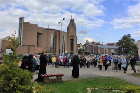 Catholics in Poland and around the world pray Divine Mercy Chaplet to ...