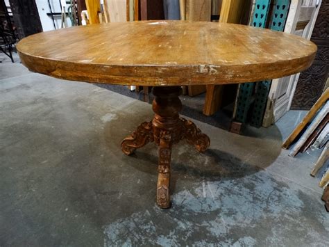 Farmhouse Dining Round Table has a rustic finish with rustic elegance.