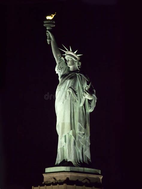 Estatua De La Libertad En La Noche Foto de archivo - Imagen de verde ...