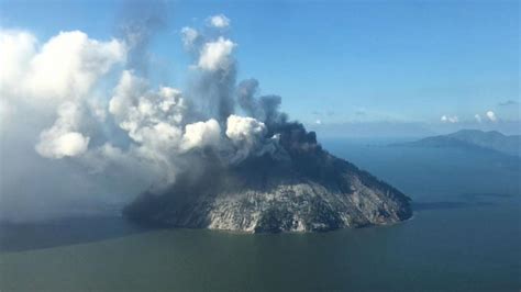 Volcano erupts on Papua New Guinea island - Cyber-RT