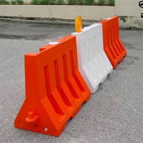 OSCAR Red Plastic Barricade, Size: 1600x 650x 1000mm at Rs 4500 in New ...