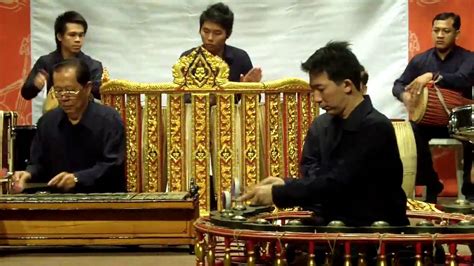 Thai Piphat Orchestra-Siam Society - YouTube