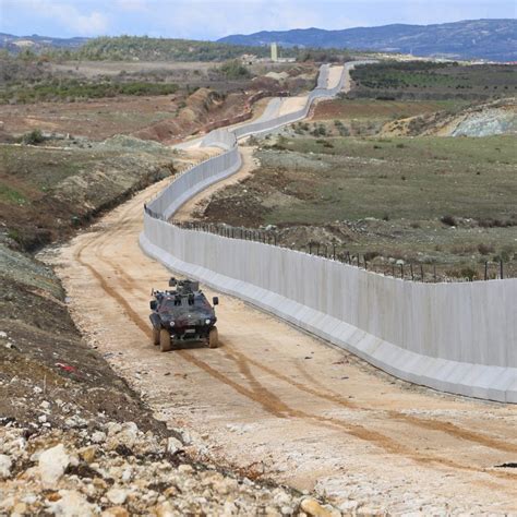 Turkey completes first phase of 900km wall along Syrian border | Dezeen ...