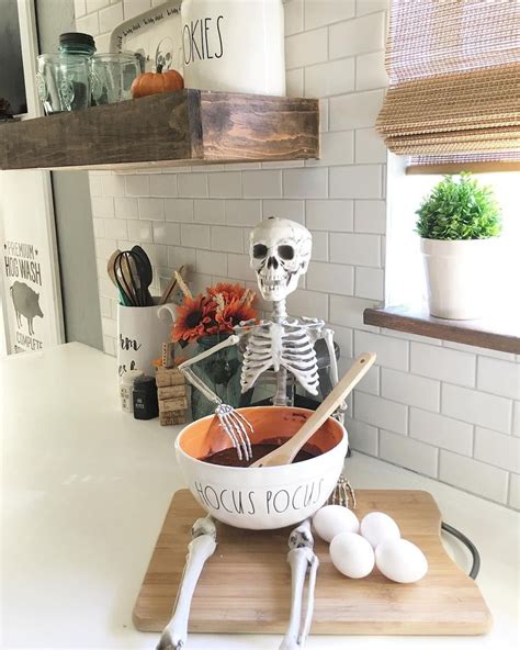 34 Stunning Halloween Kitchen Decor Ideas - HMDCRTN