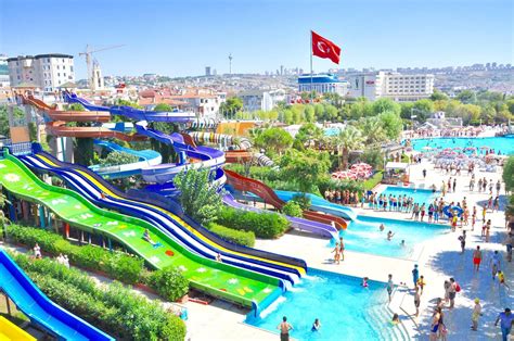 Tatile Gidemeyenlere: İstanbul'daki En İyi Aquaparklar ve Yüzme Havuzları