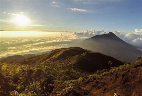 Pemandangan sunrise di Gunung Merbabu | Musafir Kehidupan