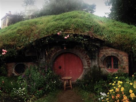 Hobbit house shire 2K wallpaper download