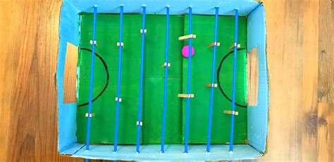 Fußball-Kicker DIY aus einem alten Karton basteln