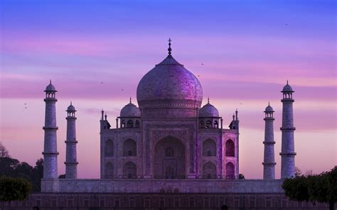 Stunning HD Wallpaper of the Majestic Taj Mahal