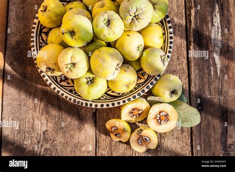 Fruta de membrillo sobre fondo de madera. Cosecha de frutos de otoño ...