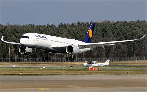 Lufthansa Airbus A350-900 During Takeoff - AERONEF.NET