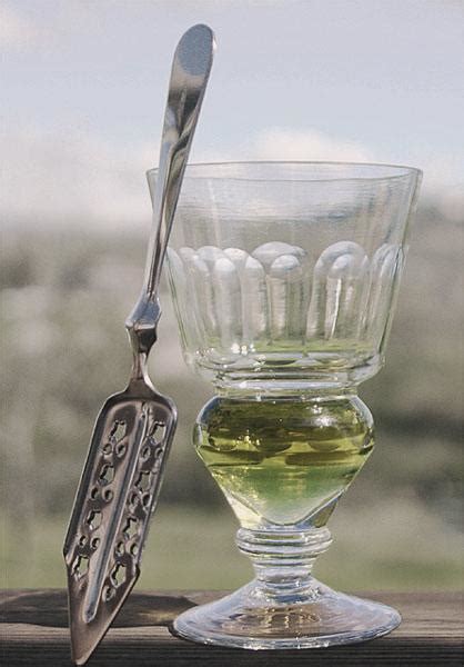 Absinthe: How To Drink It And Its Effects