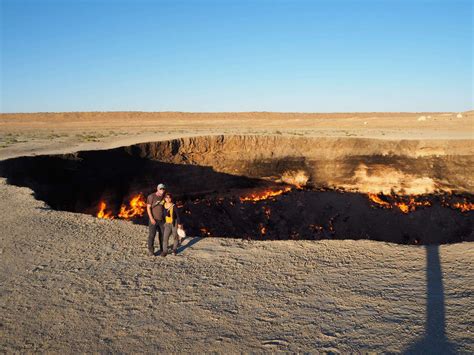 Exploring the Darvaza Crater - The gateway to hell - A bear and a pig