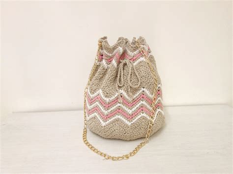 Chevron Bucket Bag Free Crochet Pattern - Made by Gootie