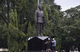 patung soekarno di gbk jakarta - DATATEMPO