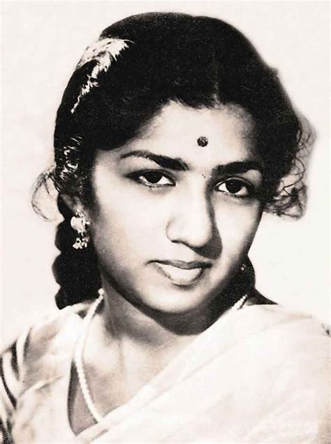 Lata Mangeshkar Biography – Age, DOB, Height, Weight, Family, Husband ...