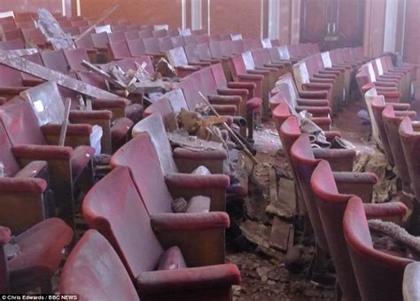 Photo: Famous Apollo Theatre Ceiling collapses in London