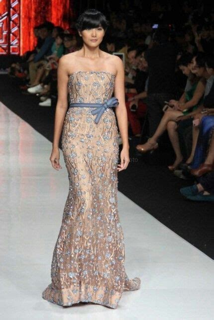 Pin by mira triyanti on Kebaya by Ivan gunawan | Strapless dress formal ...