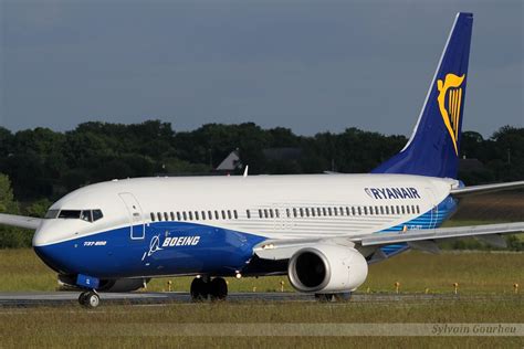 Boeing 737-8AS Ryanair EI-DCL & Airbus A320-214 White CS-TRO le 24/05/2014