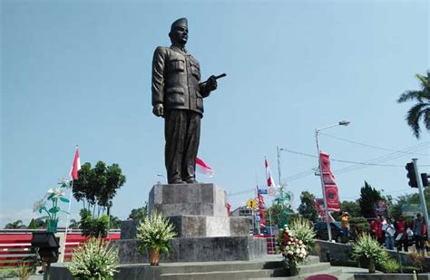 Wali Kota Blitar dan Megawati Soekarno Putri Resmikan Patung Bung Karno Putra Sang Fajar