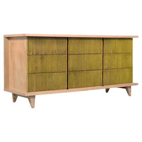 Vintage Mid-Century Modern Walnut Chest: Enduring Style and Sophistication For Sale at 1stDibs