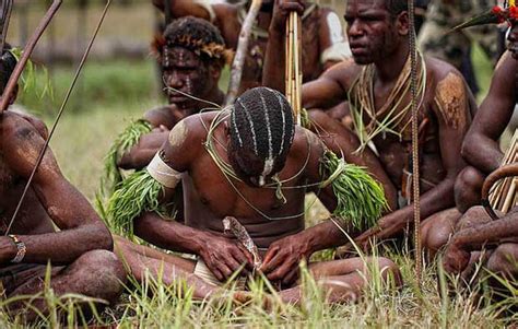 Inilah Pakaian Adat Dari Provinsi Papua (Pria dan Wanita) - Kamera Budaya