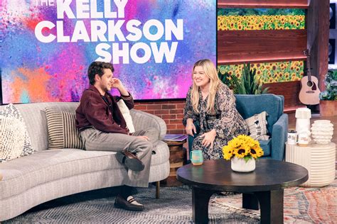 Kelly Clarkson shows off her new NYC talk show studio featuring coffee ...