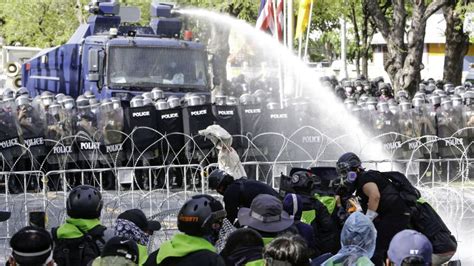 Thailand Covid-19: Protesters clash with police as virus cases continue ...