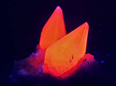 FLUORESCENT MINERALS