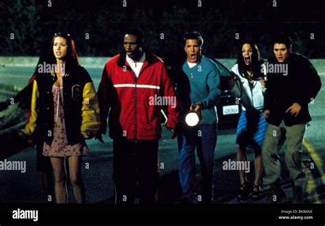 SCARY MOVIE (2000) SHANNON ELIZABETH, SHAWN WAYANS, LOCHLYN MUNRO, ANNA FARIS, JON ABRAHAMS ...