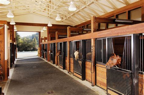 Cocheira | Projetos celeiro de cavalo, Celeiros pequenos, Baias de cavalo