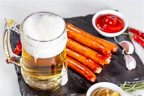 Top view of a light beer with spices and grilled sausages - Creative Commons Bilder
