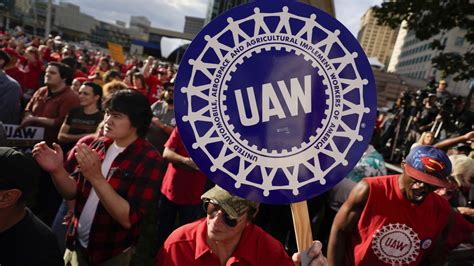 UAW strike update 2023: UAW strike enters 4th day after weekend of negotiations with General ...