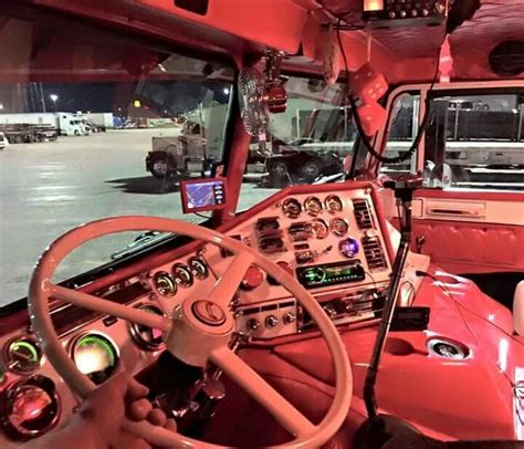 Love the interior of this Freightliner! Show Trucks, Big Trucks, Cars Trucks, Customised Trucks ...