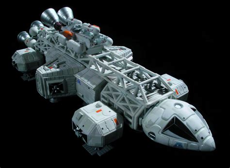 PREVIEWSworld - SPACE 1999 EAGLE-1 DLX ED 1/72 SCALE MODEL KIT (C: 1-1-1)