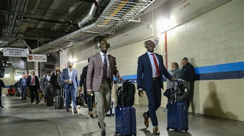 Pregame Week 10: Inside the Patriots locker room and player arrivals