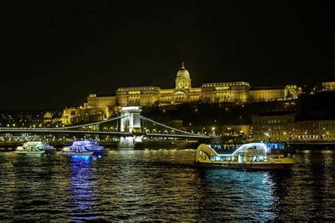 Budapest: Sightseeing Cruise with Pizza and Unlimited Beer | GetYourGuide